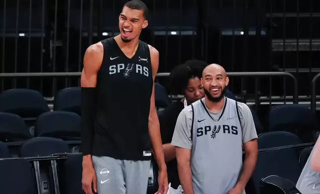 聖安東尼奧馬刺隊前鋒維克托·文班亞馬，周日（2026年6月7日）在紐約，於NBA總決賽對陣紐約人隊第三場賽事前的練習中開懷大笑。(美聯社圖片/Ross D. Franklin) AP圖片