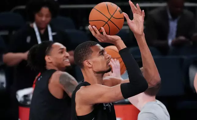 聖安東尼奧馬刺隊前鋒維克托·文班亞馬，周日（2026年6月7日）在紐約，於NBA總決賽對陣紐約人隊第三場賽事前的練習中投籃。(美聯社圖片/Ross D. Franklin) AP圖片