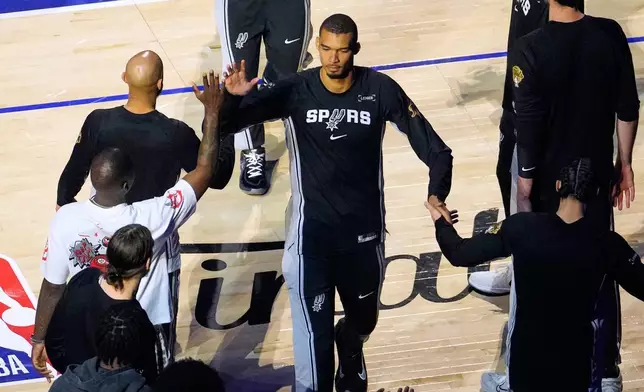 2026年6月8日周一，紐約，NBA總決賽第三場籃球賽對陣紐約尼克斯隊前，聖安東尼奧馬刺隊前鋒文班亞馬出場介紹。 (美聯社圖片/Yuki Iwamura) AP圖片