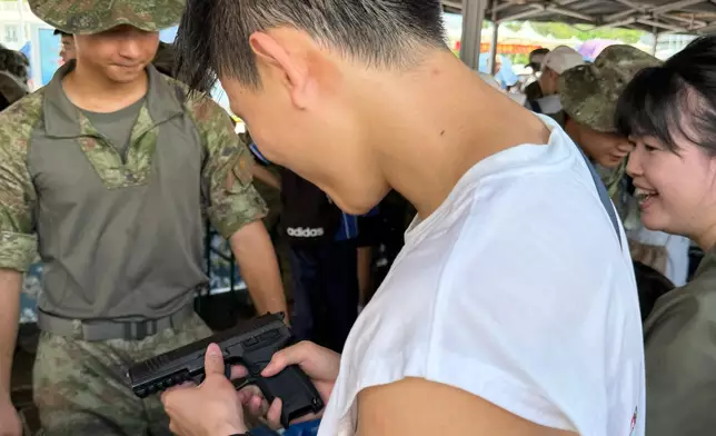 學生藉難得機會親手感受槍械的重量，體會駐港官兵的責任與辛勞。