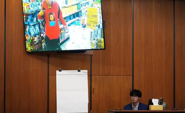 安迪·周（圖中）周五在南卡羅來納州哥倫比亞，作為辯方證人，在他父親周志奇的謀殺審訊中作證。周志奇被控於2023年致命槍擊一名14歲黑人少年。（美聯社圖片/Erik Verduzco） AP圖片
