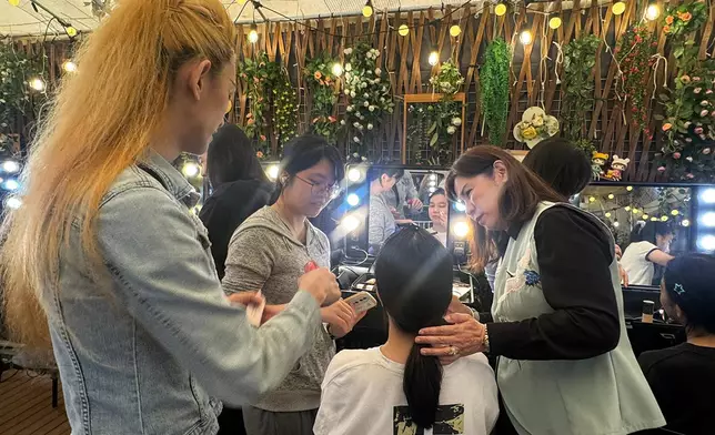學員在專業導師團隊的指導下，認真學習舞台妝容及影視級特效化妝技巧，由零基礎開始摸索文創化妝藝術