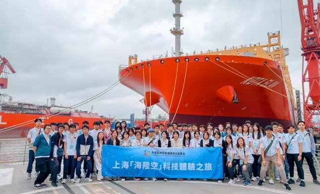 同學從低角度仰視和讚嘆江南造船廠規模宏偉的艦艇。
