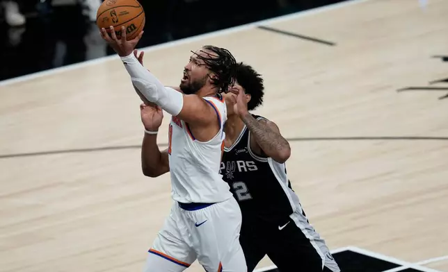 紐約人隊後衛杰倫·布朗森在2026年6月3日（周三），聖安東尼奧舉行的NBA總決賽首戰上半場，在聖安東尼奧馬刺隊後衛迪倫·哈珀（2號）面前投籃。(美聯社圖片/David J. Phillip) AP圖片