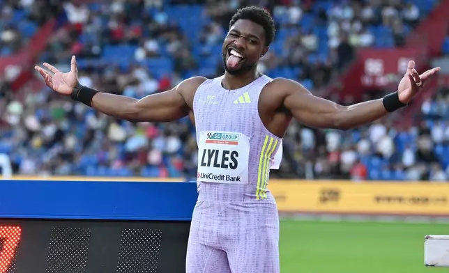 美國選手諾亞·萊爾斯在捷克奧斯特拉瓦舉行的黃金釘田徑賽上，贏得男子一百五十米賽事後慶祝。攝於二零二六年六月十六日周二。(美聯社圖片/Lukas Kabon) AP圖片