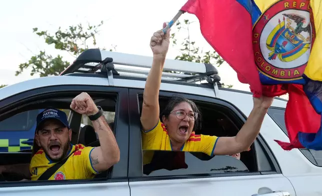 祖國捍衛者運動總統候選人阿貝拉多·德拉埃斯普列拉的支持者，在哥倫比亞巴蘭基亞慶祝他晉級第二輪選舉。攝於2026年5月31日周日。(美聯社圖片/Fernando Vergara) AP圖片