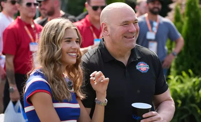 凱·特朗普（Kai Trump）（左）與終極格鬥冠軍賽（UFC）總裁兼行政總裁白大拿（Dana White）在華盛頓白宮南草坪舉行的終極格鬥冠軍賽（UFC）「自由250」賽事前，觀看一名賽車運動員及特技表演者進行電單車跳躍表演，周六（2026年6月13日）攝。(美聯社圖片/Alex Brandon, Pool) AP圖片