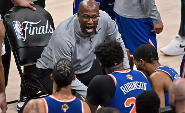 紐約人隊主教練米克布朗於2026年6月13日周六，在聖安東尼奧舉行的NBA總決賽第五場比賽上半場暫停期間與隊員交談。(美聯社圖片/Darren Abate) AP圖片