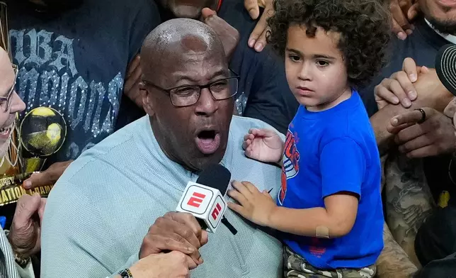 紐約人隊主教練米克布朗於2026年6月13日周六，在聖安東尼奧舉行的NBA總決賽第五場比賽擊敗聖安東尼奧馬刺隊後與隊員慶祝。(美聯社圖片/Ross D. Franklin) AP圖片