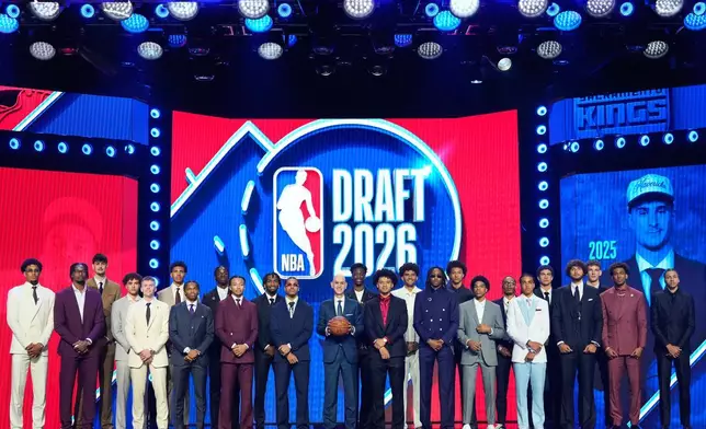 一眾準新秀周二（2026年6月23日）在紐約，與NBA總裁亞當蕭華（中）合照，選秀會首輪隨後舉行。（美聯社圖片/Yuki Iwamura） AP圖片