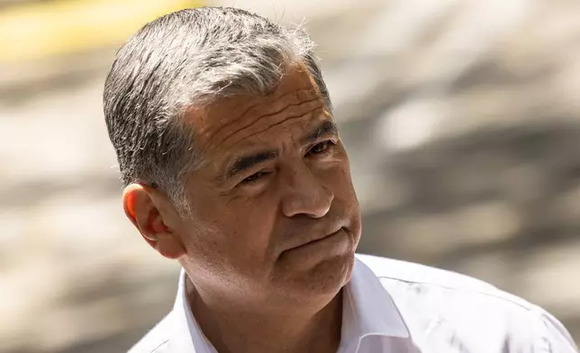 加州州長候選人薩維爾·貝塞拉於2026年6月9日周二，在洛杉磯Mercado La Paloma舉行競選活動後與傳媒互動。(美聯社圖片/Etienne Laurent) AP圖片