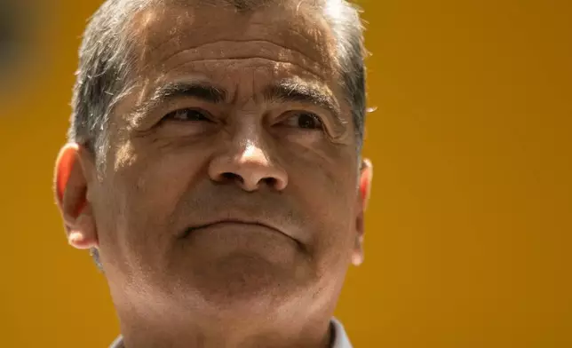 加州州長候選人薩維爾·貝塞拉於2026年6月9日周二，在洛杉磯Mercado La Paloma舉行競選活動後回答傳媒提問。(美聯社圖片/Etienne Laurent) AP圖片