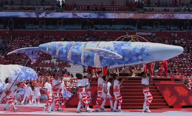 2026年6月12日周五，多倫多舉行的世界盃B組加拿大對波斯尼亞足球賽開幕禮期間，表演者參與演出。(美聯社圖片/Stephanie Scarbrough) AP圖片