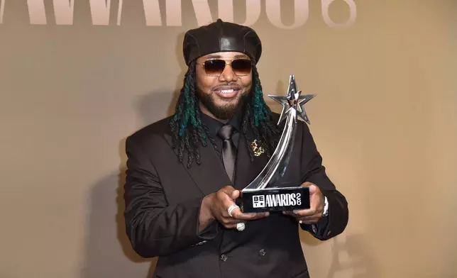 榮獲最佳男R&B/流行歌手獎的利昂·托馬斯於2026年6月28日周日，在洛杉磯孔雀劇院舉行的BET頒獎禮期間，在記者室內擺姿勢拍照。(美聯社圖片/Richard Shotwell/Invision) AP圖片