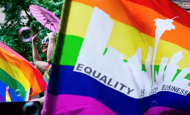 (美聯社圖片/Lindsey Wasson, 檔案圖片) 檔案圖片顯示，2023年6月25日，薩莎·佩雷蒂在西雅圖一年一度的驕傲巡遊中，於大西雅圖商業協會的花車上跳舞。 AP圖片