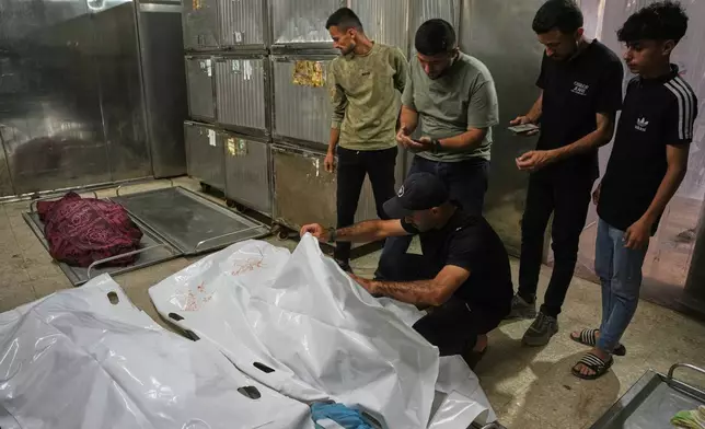 哀悼者抬著兩名巴勒斯坦女童齊娜·薩法迪及其姊妹拉娜的遺體。她們在周六（2026年6月20日）加沙城舉行的葬禮上，因以色列一夜空襲損毀家園而喪生。(美聯社圖片/Abdel Kareem Hana) AP圖片