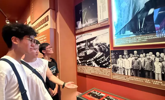 港專學生在駐軍展覽中心了解國家軍隊的裝備及發展歷程。