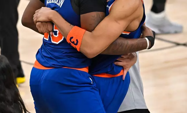 紐約人隊中鋒卡爾安東尼唐斯（右），在聖安東尼奧舉行的NBA總決賽籃球系列賽第五場比賽中擊敗聖安東尼奧馬刺隊後，與前鋒奧吉阿奴諾比擁抱。攝於2026年6月13日，周六。(美聯社圖片/Darren Abate) AP圖片