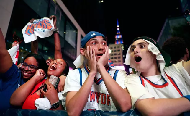 紐約人隊球迷在紐約觀看NBA總決賽籃球系列賽第五場比賽，見證球隊擊敗聖安東尼奧馬刺隊後作出反應。攝於2026年6月13日，周六。(美聯社圖片/Heather Khalifa) AP圖片