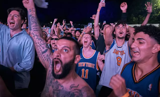 紐約人隊球迷在紐約觀看NBA總決賽籃球系列賽第五場比賽，慶祝球隊擊敗聖安東尼奧馬刺隊的勝利。攝於2026年6月13日，周六。(美聯社圖片/Andres Kudacki) AP圖片