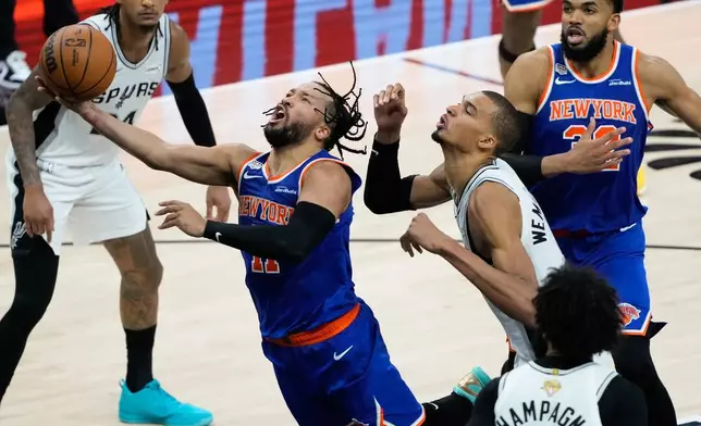 紐約人隊後衛傑倫布倫森（左），在聖安東尼奧舉行的NBA總決賽籃球系列賽第五場比賽下半場，運球突破聖安東尼奧馬刺隊前鋒維克托文班亞馬。攝於2026年6月13日，周六。(美聯社圖片/Ross D. Franklin) AP圖片