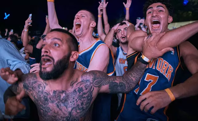 紐約人隊球迷在紐約觀看NBA總決賽第五場賽事後，慶祝球隊擊敗聖安東尼奧馬刺隊奪冠。攝於2026年6月13日周六。(美聯社圖片/Andres Kudacki) AP圖片