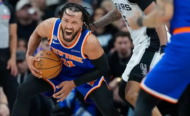 紐約人隊後衛傑倫布倫森，在聖安東尼奧舉行的NBA總決賽籃球系列賽第五場比賽上半場，對陣聖安東尼奧馬刺隊時受到壓力。攝於2026年6月13日，周六。(美聯社圖片/Ross D. Franklin) AP圖片