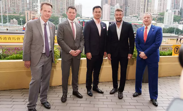 香港賽馬會行政總裁應家柏（右一）、賽馬事務執行總監夏定安（左一）、體育業務執行總監施永傑（左二）陪同傳奇球星碧咸（右二）及聯想集團執行副總裁及聯想方案服務業務集團總裁黃建恒（中）參觀跑馬地馬場。