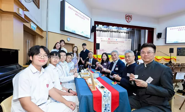 嘉賓與學生於茶席間近距離交流茶藝心得