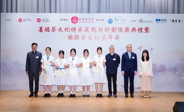 主禮嘉賓與獲嘉許的「茶文化大使」學生合照