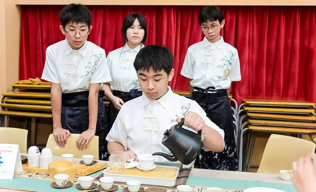 學生全神貫注地示範泡茶技巧