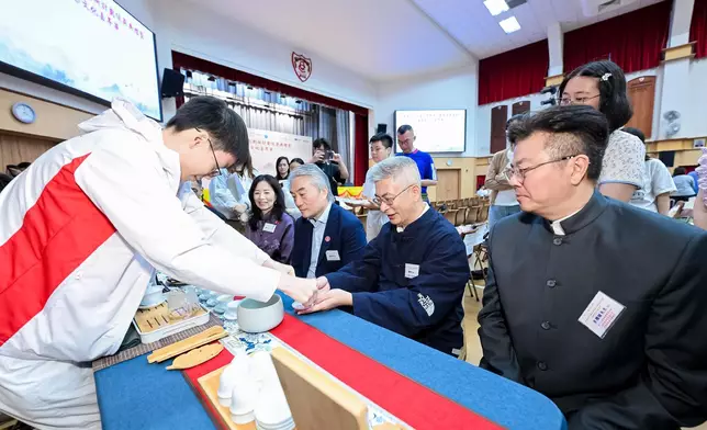 學生將泡好的茶恭敬地奉給在場嘉賓