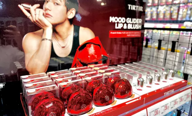 店內展示的 TIRTIR 品牌彩妝產品，包括氣墊粉餅及唇彩