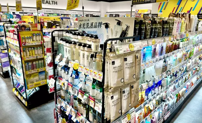 多款日系洗髮與護髮產品陳列區域
