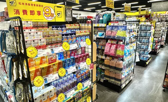 松本清荷里活廣場店室內開闊的購物空間及整齊的商品貨架