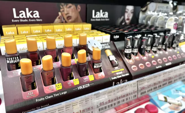 Laka 品牌彩妝區，展示多款熱賣色彩唇膏與彩妝樣品