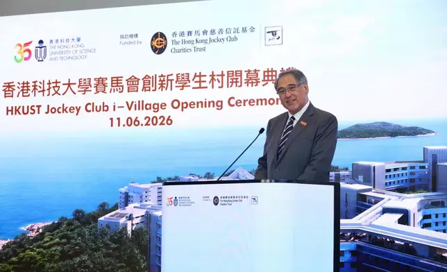 香港賽馬會副主席黃嘉純在賽馬會創新學生村開幕典禮上致辭。