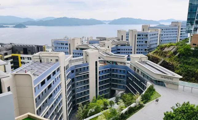 由扎哈‧哈迪德建築事務所設計的賽馬會創新學生村全景，由四幢多層宿舍大樓組成。
