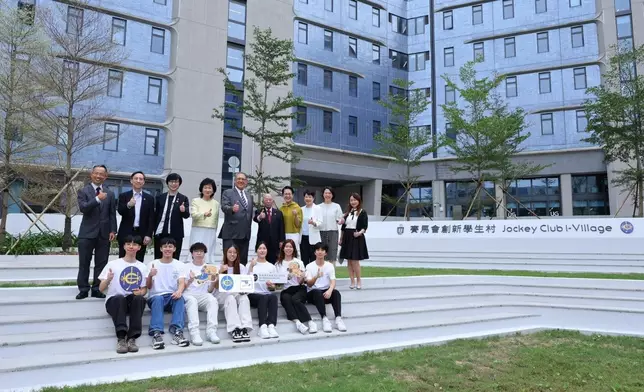 出席開幕典禮的眾多嘉賓與學生在賽馬會創新學生村前合照留念。