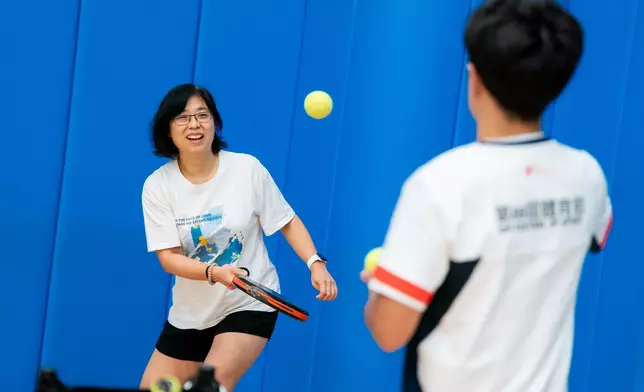 市民在特設體驗區嘗試板式網球（Padel）