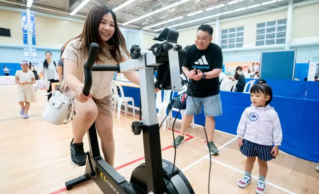 家長與小朋友一同參與體能挑戰與互動遊戲