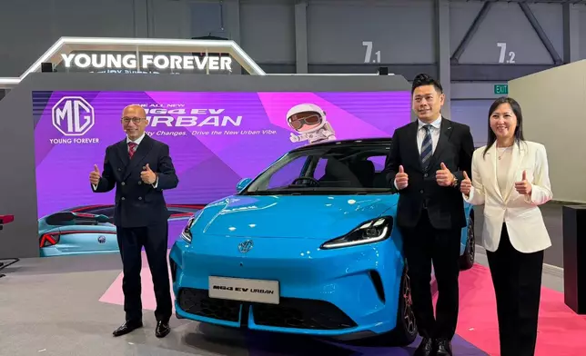 富利堡主席黃毅力與管理層於 MG 展台展示全新的藍色 MG4 Urban 純電掀背車