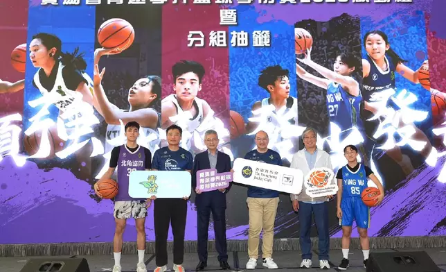 文化體育及旅遊局副局長劉震(左3)、馬會公司事務執行總監譚志源(右3)、立法會議員鄭泳舜(左2)等嘉賓與參賽學生運動員在啟動禮上合照
