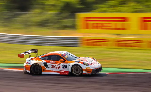 許建德駕駛的 93 號保時捷 911 GT3 R Evo 賽車在蒙沙賽道上馳騁