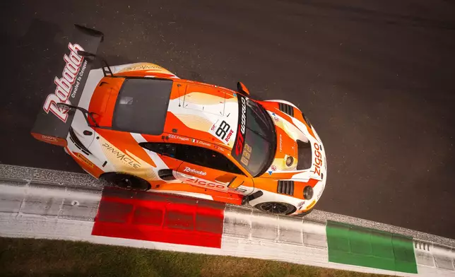 Ziggo Sport Tempesta Racing 的 93 號保時捷賽車在比賽中穩定發揮