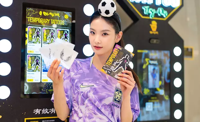 模特兒展示各款限量版足球主題半永久紋身貼紙。
