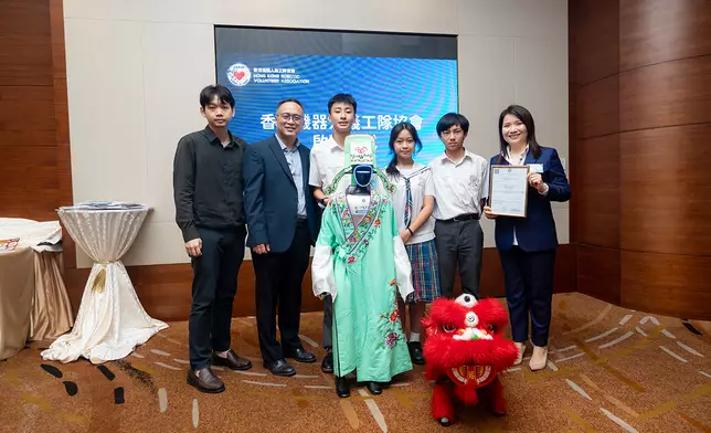 「香港機器人義工隊協會」開創性地將智能機器人科技（如人型機器人、機械狗）應用於真實的社區場景中，包括為基層學童提供編程教學，以及為長者提供智慧護理等服務。