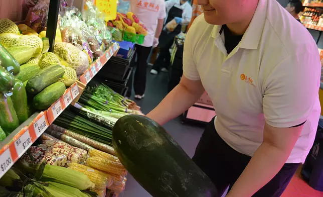 五豐行員工於上環自營門店精心挑選湯料食材