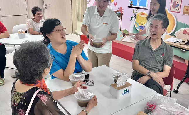 五豐行義工為劏房長者送上靚湯