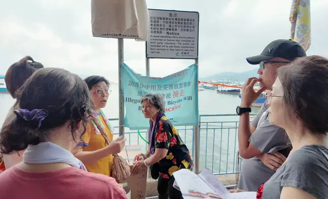 陳蒨帶領團隊成員與長洲島居民深入交談。圖片來源：受訪者提供